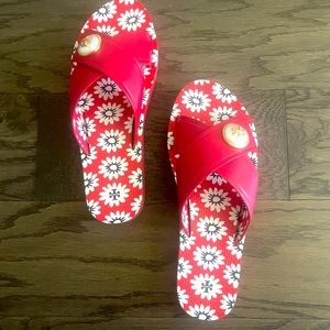 Tory Burch summer pool slides w/ iconic Tory logo charm.